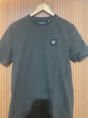T shirt -  T-shirt från lyle&scott, fint material, perfekt för att gå ut med den
