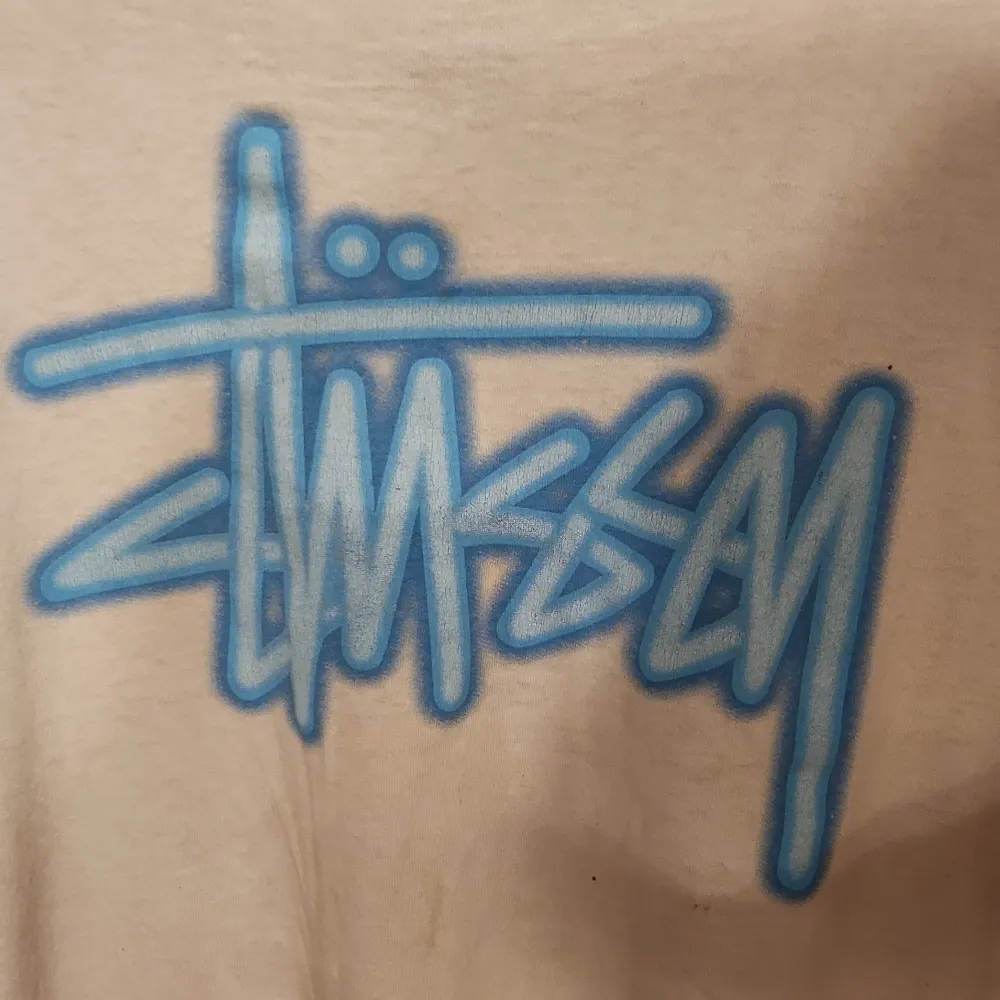 Måste tyvär säga hejdå till min jätte balla stussy tröja. Tröjan är ovanlig och är köpt för 1200kr. Den har några små hål där av värdet. . T-shirts.