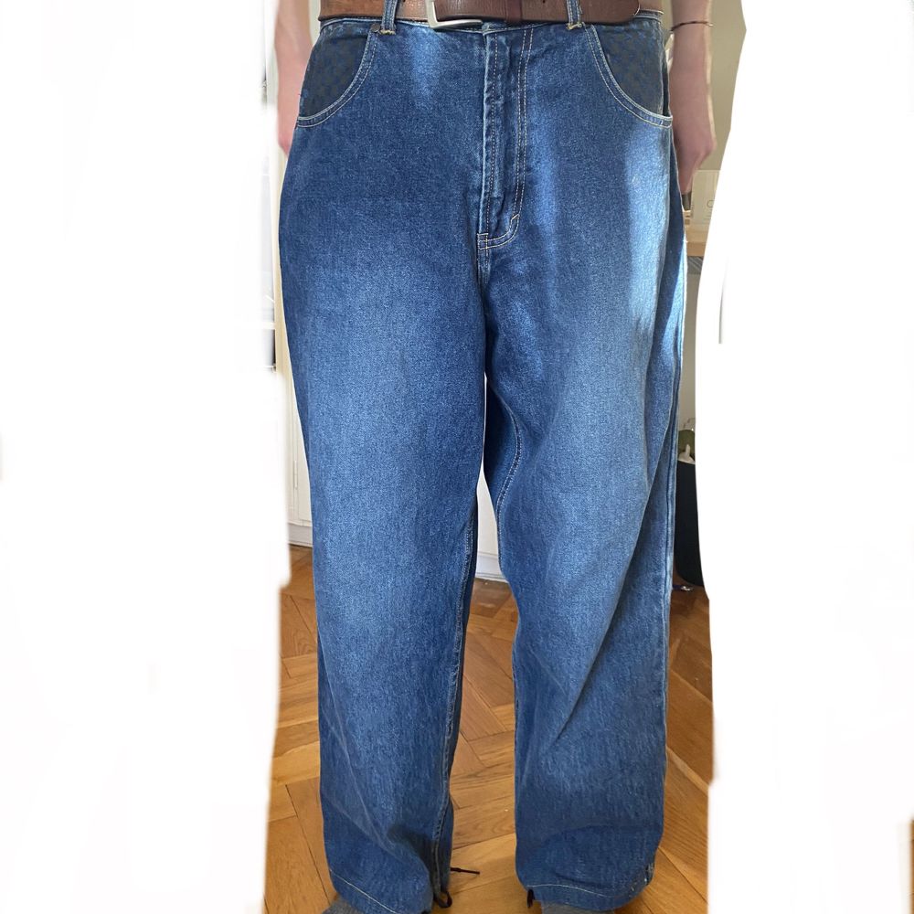 Skitskygga baggy skate jeans från skateboardmärket Osiris, vintage från 00-talet och mycket bra skick. Finns resår längst ner som kan vara bra att ha! Jag säljer pga att de var pyttelite för korta för mig och jag är 190cm 😊 perfekta baggy jeans!. Jeans & Byxor.