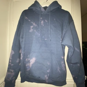 Patterned oversized hoodie prettylittlething - Oversized Hoodie from prettylittlething med tiedye mönster gråblå-lila Storlek S