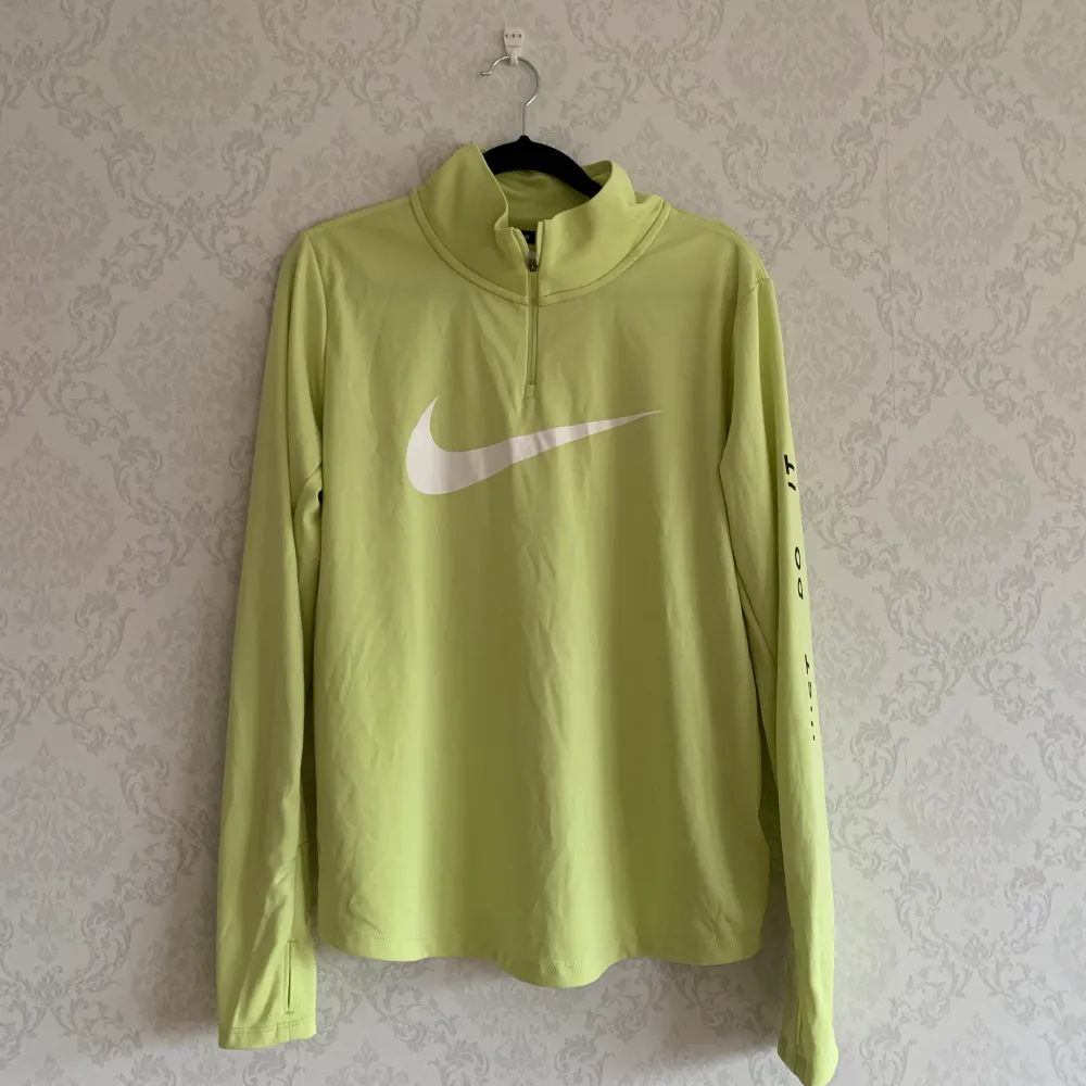 Nike running jacket som är använd 1 gång, använd inte köp nu . Hoodies.