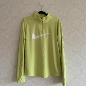 Nike running jacket som är använd 1 gång, använd inte köp nu 