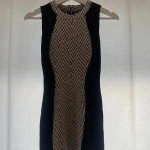 Klänning - Klänning, sparsamt använd