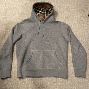 Burberry hoodie - Säljer nu min burberry hoodie i storlek M. Den är i jättebra skick! Skick 9/10. Den är köpt på Kaspersheat. Har tags och kvitto till den! Hör gärna av dig om du har frågor! 