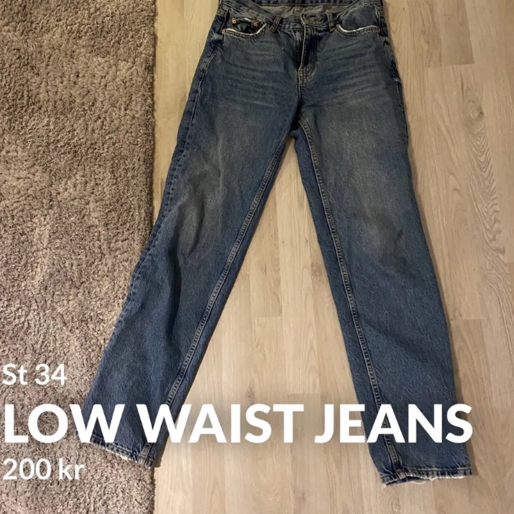 Säljer ett par super snygga Low waist jeans från Gina tricot. Kontakta för fler bilder. Priset går att diskutera :). Jeans & Byxor.