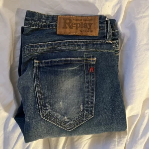 Lågmidjade replay straight jeans - Säljer dessa fina jeansen i bra skick då de är helt oanvända. Måtten i både längd och midja står på lappen i bild 3. ✨✨Frakt tillkommer på 49 kr. :)