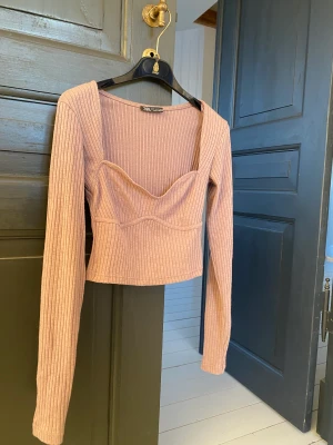 Zara topp - Säljer denna söta croppade topp ifrån zara i storleken S. Finns inga tydliga tecken på användning och är i fint skick. 