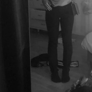 Lågmidjade jeans! - Säljer dessa lågmidjade jeans från stradivarius med slits som tyvärr är för små för mig💕