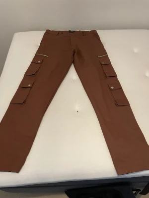 Cargo pants - Cargo pants som går isär där nere  Använd ett par gånger 