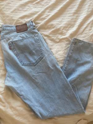 Levis jeans i 502 storlek 33/32. Fin tvätt men påbörjat på hål vid gylf❤️