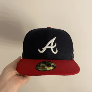 New Era Atlanta Braves 59fifty fitted cap - Sparsamt använd. Har lite smink på insidan som går att ta bort. Köpt för runt 500kr på hatstore