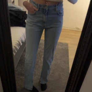 Jeans - Säljer mina jeans från zara med slits, använd fåtal gånger🤍