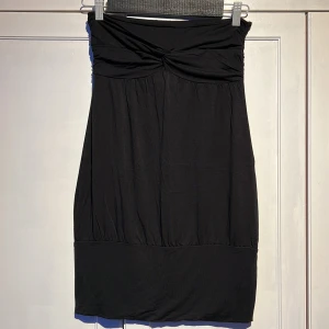 Svartklänning - Svart slip-on klänning utan band, bra skick, köpt från JC.