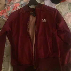 Vinröd adidas  - Gammal adidas som ej används längre, går ej att stänga men är fin ändå. 