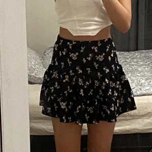 Svart kjol - Jättefin svart blommig kjol som jag inte använder. Den passar någon i storlek S🥰