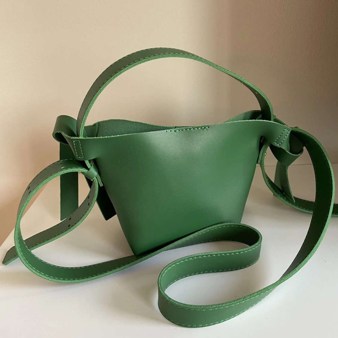 Grön axelbandsväska