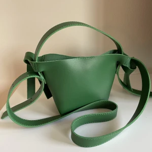 Grön axelbandsväska - Superfin väska från Shein. Nypris 200kr och är knappt använd!