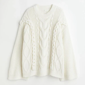 Kabelstickad Tröja - Kabelstickad / cable Knit / Tröja / Jumper  Storlek XS  Helt ny oanvänd. Nyskick  Stickad. Från H&M  Långa Breda ärmar  Oversize  Skickar spårbart 💞