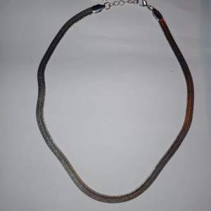 Trendigt snake halsband i silver 