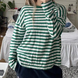 Randig tröja - Randig långärmad tröja från BikBok. Välanvänd, men fortfarande i bra skick! Köparen står för frakt. 