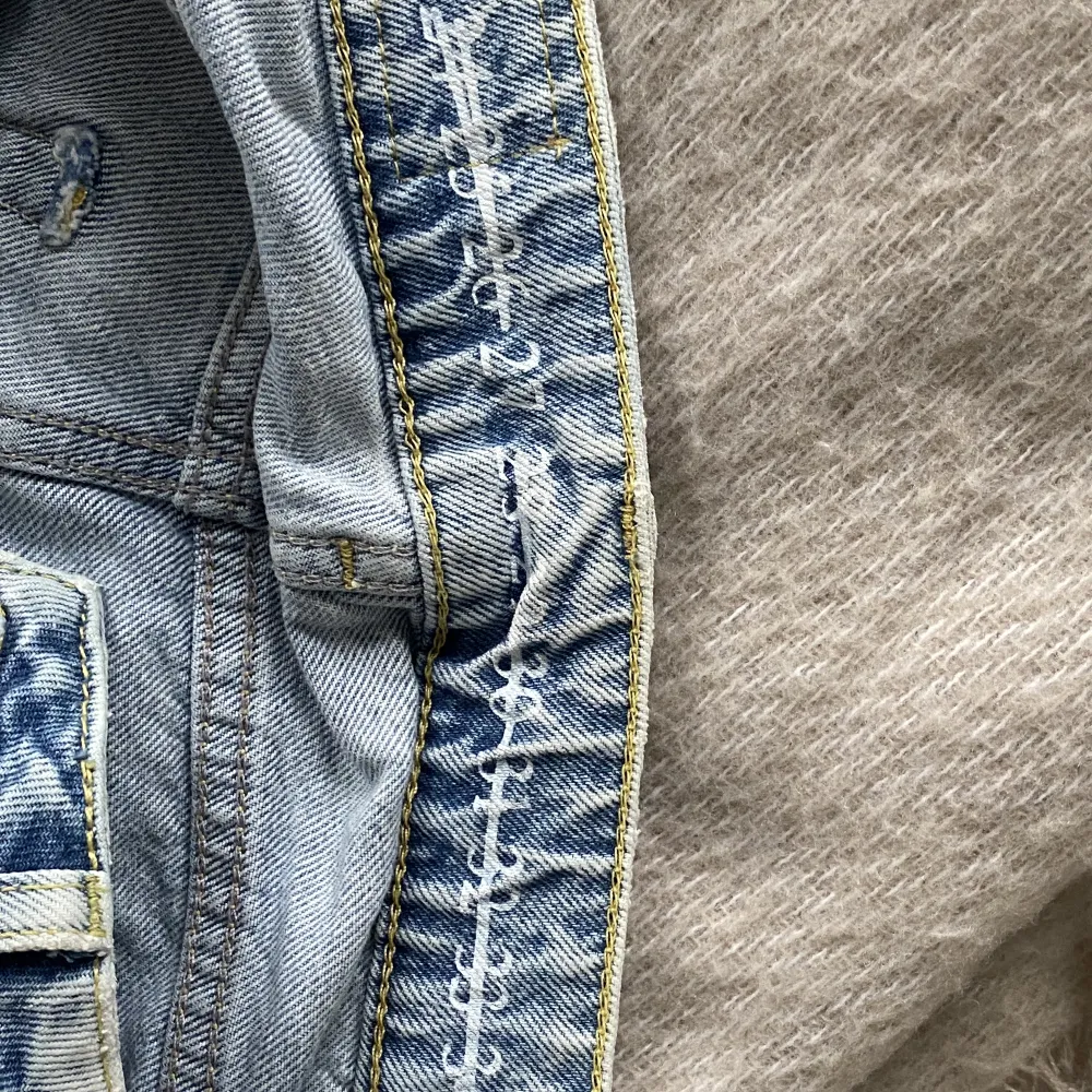 Raka jeans med slitningar från BikBok. Dessa är lite för långa för mig och jag är 170 cm lång, har ofta strl 34/36 beroende på butik och dessa är W27! . Jeans & Byxor.