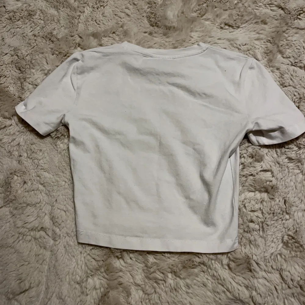 Säljer den här vita T-shirten från zara i storlek xs. Är i bra skick och är använd 3 gånger. Passar bra till sommaren.💞. T-shirts.