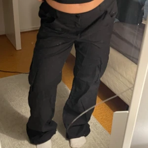 Lågmidjade cargobyxor - Skit snygga lågmidjade cargobyxor från H&M! Fortfarande i bra skick!
