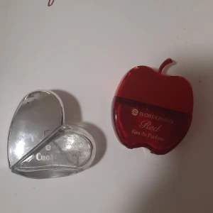 Parfym från normal - Den röda har ett tredjedel kvar. Den hjärtformade är nästan oanvänd. Säljer de eftersom de inte kommer till någon användning. Luktar väldigt bra. Säljer en för 25 kr eller båda för 40kr (spara 10kr<33).