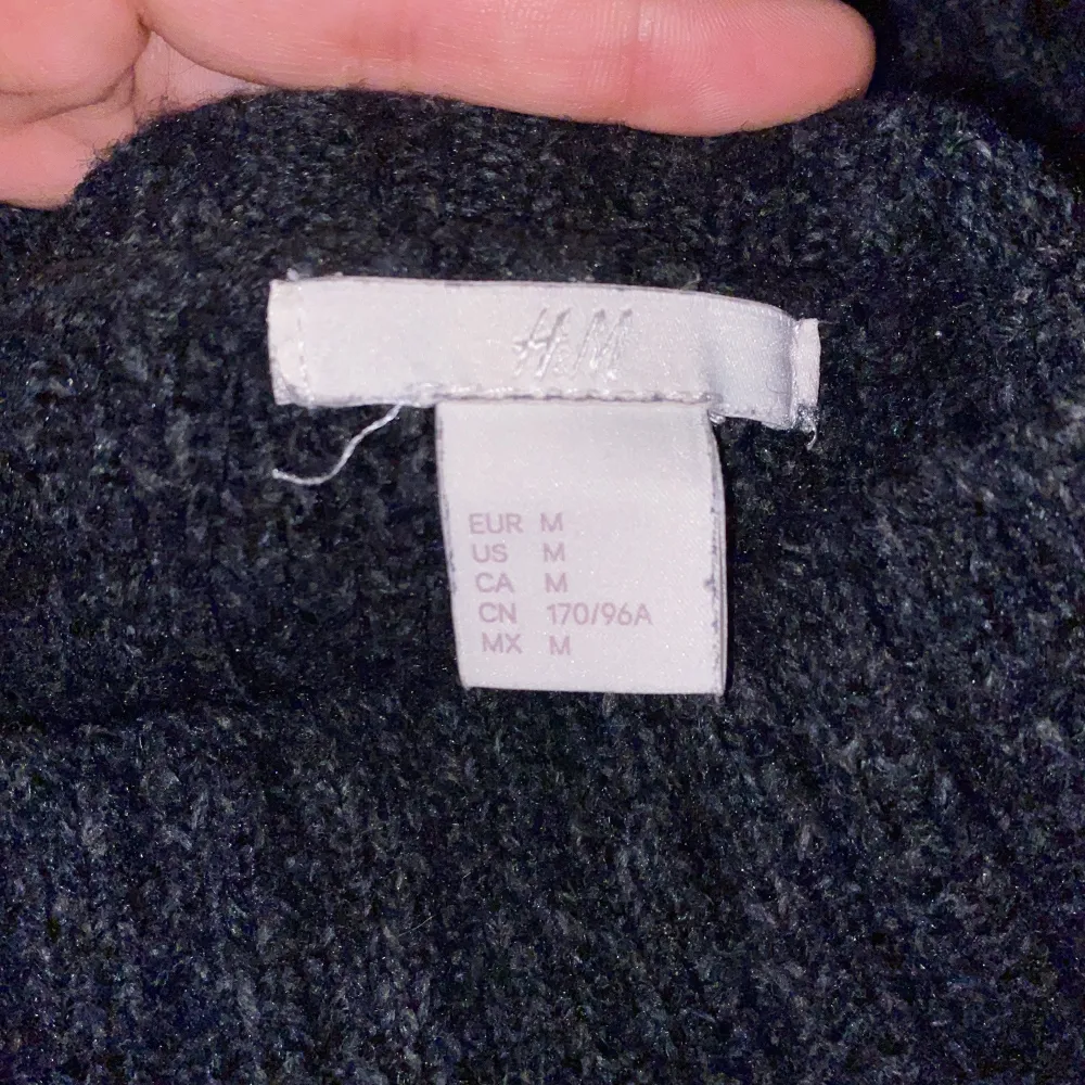 En stickad tröja med polohals från H&M. Slits på sidorna och några cm längre bak än fram. . Stickat.