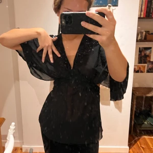 Fest topp - Så snygg topp, perfekt till middag eller fest. Paljett och pärl detaljer uptill!