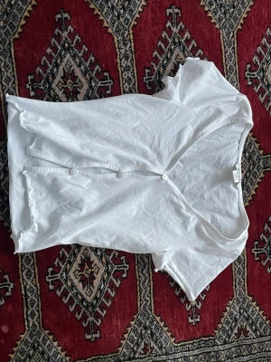 Tröjor från Monki! - Säljer dessa tre tröjor från Monki för 50kr styck, 100 om du tar allt tillsammans! Den blommiga tröjan samt den vita tröjan har storlek xxs, och den randiga xs. Ingen av de har knappt blivit använd!  Fraktpris ingår inte, möter inte upp. Kontakta mig här!