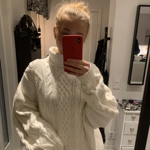 Stickad  - Jätte fin stickad tröja i stl L från L.O.G.G💗 den är oversized, lite benvit i färgen💗har vikt in den på bilden, så den är lite längre om man har den som vanligt💕