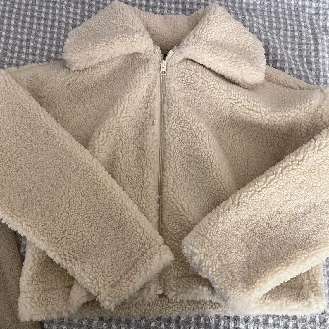 Darla teddy jacket Beige fluff - från Ginatricot - 91