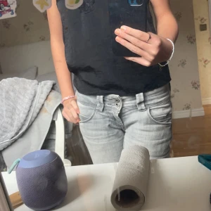 Pepe jeans!🌟 - Funderar på att sälja mina Pepe Jeans i färgen grå! Säljer endast vid bra bud😊 Byte mot 24x32, andra jeans funkar också! Pris diskuteras 