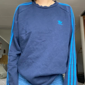 Adidas Sweatshirt - Blå adidassweatshirts! Passar S-L beroende på önskad passform; storlek M i herr. Jag har S (dam) i vanliga fall<3
