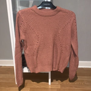 Stickad tröja - Rosa stickad tröja i storlek 170.  100+frakt