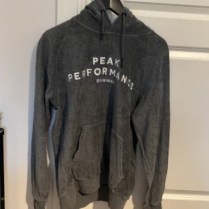 Peak performance set, luvtröja och shorts - performance set, luvtröja och shorts i storlek M  Mysig dress, 