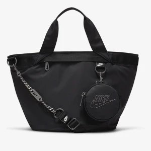 Nike väska - Säljer min nike väska som tyvärr inte kommer till användning. Den har coola detaljer och skön att bära och rymmer ganska mycket trots att den inte är så stor.  Knappt använt så den är som ny.  Återvunnet material är den gjort av och tål regn. 