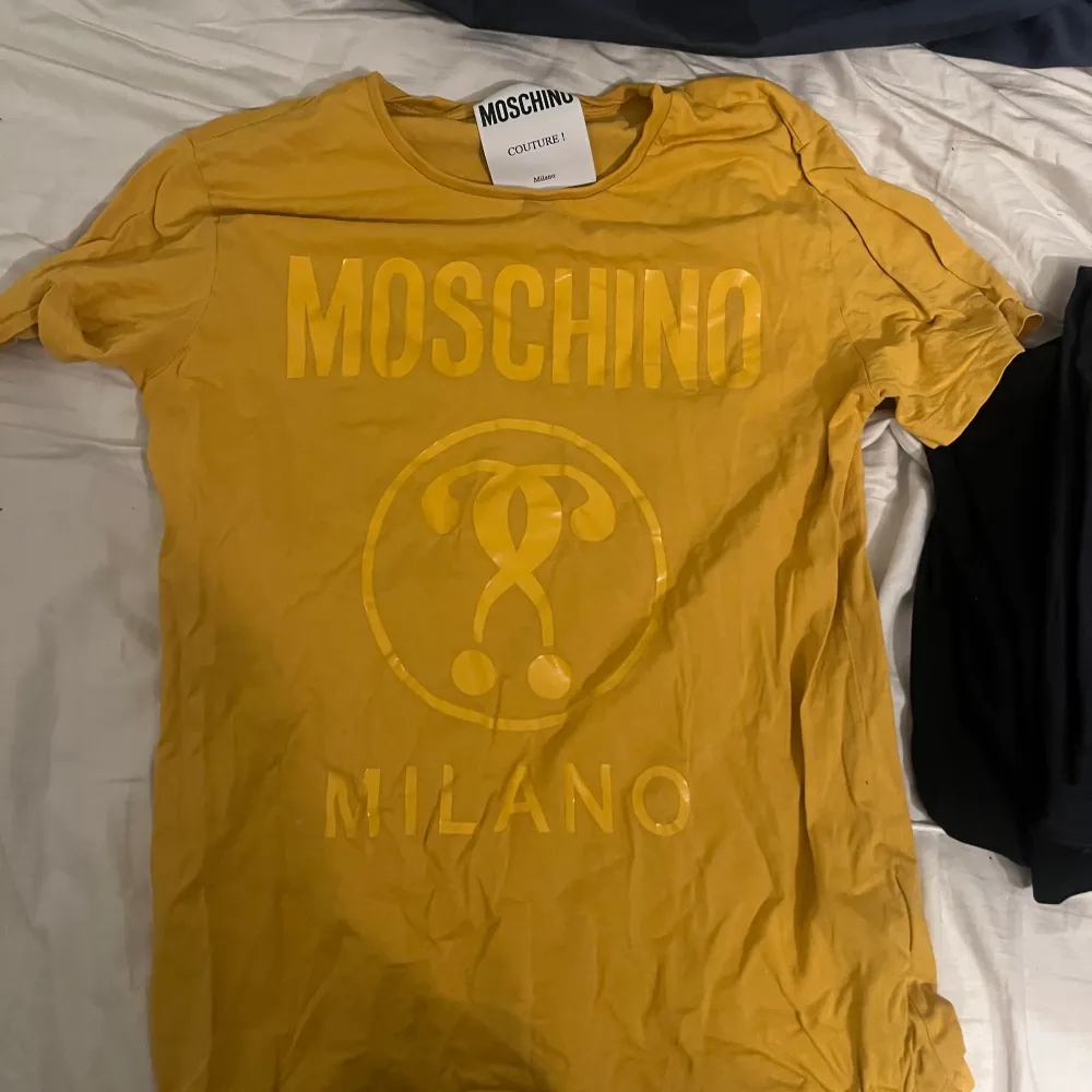 Säljer gammal moschino T-shirt för 400 orginal pris 1100 sick som ny. T-shirts.