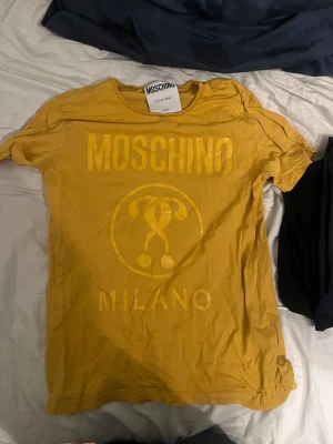 Säljer min andvända moschino t-shirt för dne är för liten orginal pirs 1100 säljer för 400 - Säljer gammal moschino T-shirt för 400 orginal pris 1100 sick som ny