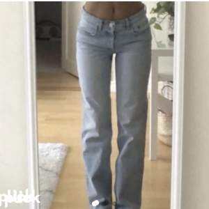 säljer dessa superfina jeans i storlek 36, de är använda ett fåtal gånger💞skriv för egna bilder🥰 jag har normalt 34 och dessa sitter lite oversize🥰