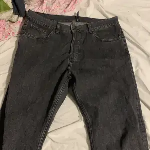 Svarta space weekday jeans i storlek 32/30 men passar även de som har 30 eller 31 i midjan om man söker en lite mer baggy passform