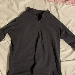 Massimo dutti långärmad piké - Massimo dutti långärmad piké, skulle säga att skicket är 6/10 då den är lite smutsig vilket troligen går att tvätta bort men även lite urtvättad, står storlek M men skulle säga att den sitter som en S