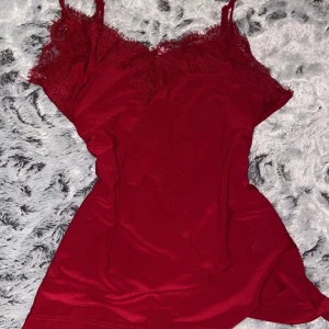 Yk2 spetstopp - Snygg spetstopp som är jätte fint att ha med lågmidjade byxor eller kjol.  Har annat liknande på min sida så in och kika ❤️