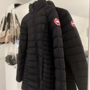 Medellång canada goose jacka i S - Helt felfri och väldigt sparsamt använd. Nypr: lite över 7000kr från johnells.se. Kan dessvärre inte hitta kvitto men det finns äkthetsbevis på insida jacka. I storlek S och slutar lite över knäna  Finns en utvecklingsbar luva (se sista bilden) 🫶🏼