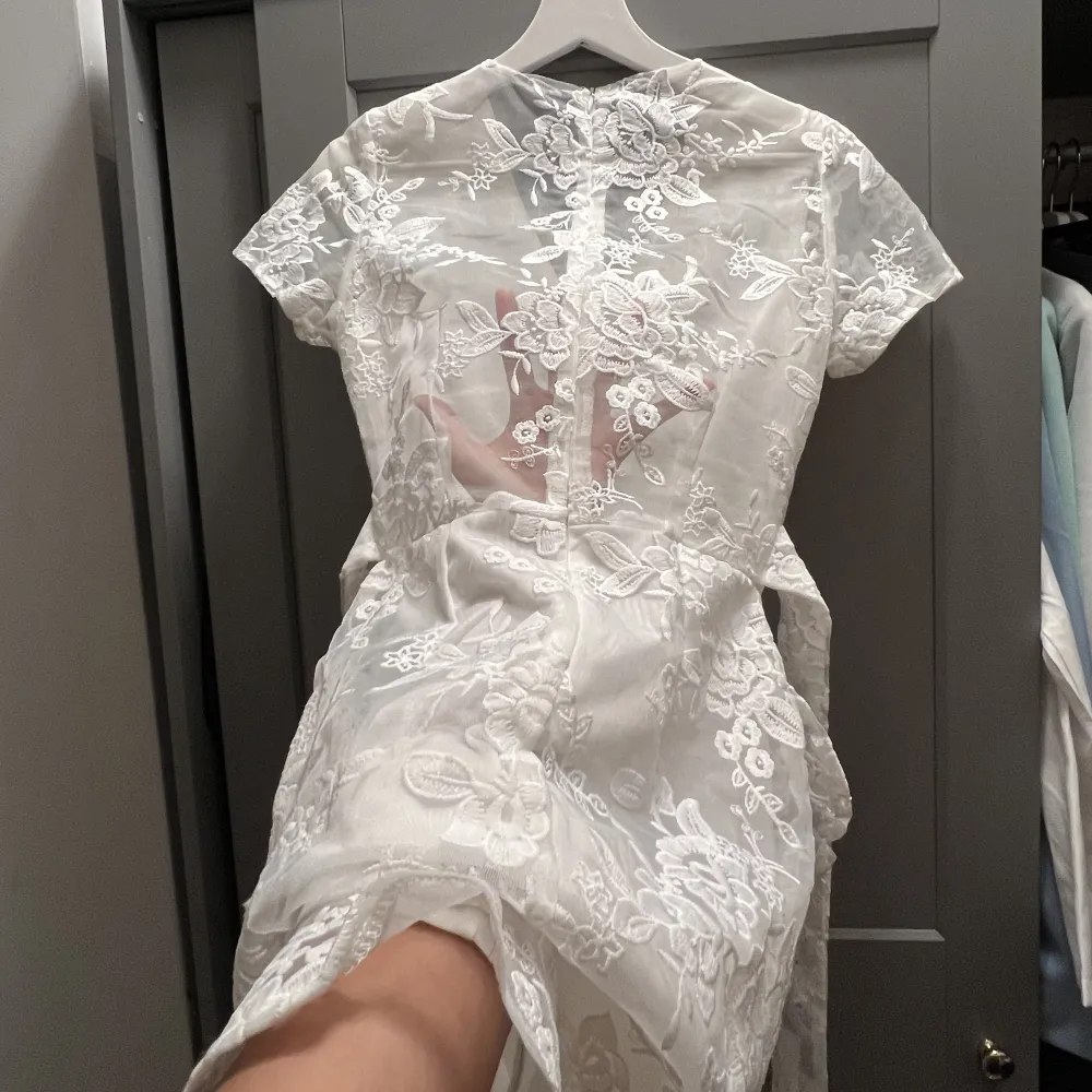 Säljer denna ursnygga vita klänningen som jag skulle ha haft på min student men det blev aldrig av :/ så den är som ny förutom att den har varit hängd i garderoben sen 2020. Hör er om ni ar andra frågor 💌. Klänningar.
