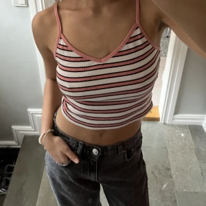 Randig topp - Ribbad sommartopp från New Yorker, helt oanvänd. Superfin till sommaren och stranden med shorts eller jeans! 