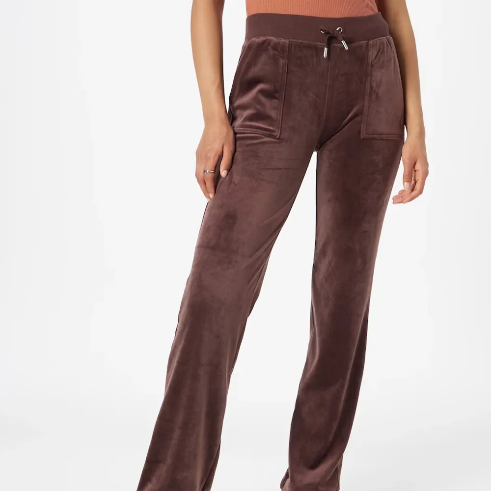 Juicy Couture bruna, storlek S. Knappt använda. Fint skick, inga anmärkningar.  Skickas spårbart. Jeans & Byxor.