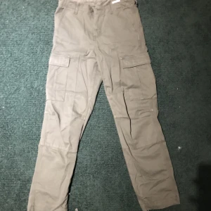 Carhart cargo byxor - Feta cargo byxor från carhart köpta på junkyard för typ ett år sedan. Säljer för att jag knappt använder dom. Ifall du vill ha mått är det bara att skriva!