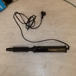 Melissa vouge lockborste, svart - Fullt fungerande Melissa Vouge lockborste ,svart. Hämtas i Skene alt skickas o köpare betalar frakten o Swishbetalning tillämpas alt kontant betalning .